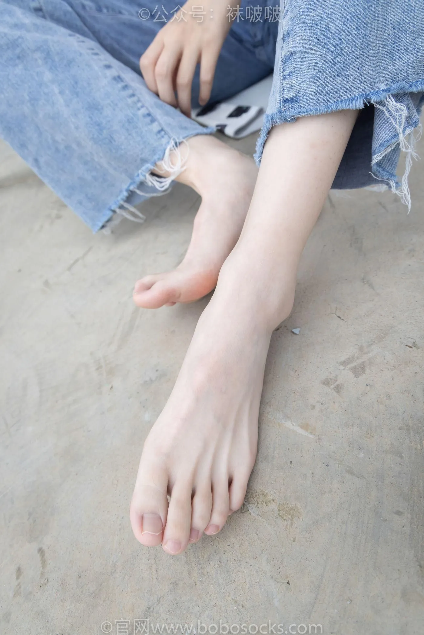 [BoBoSocks袜啵啵]NO.020 熊熊-NB运动鞋、蓝色短棉袜（踩脏）、裸足 [150P]插图4